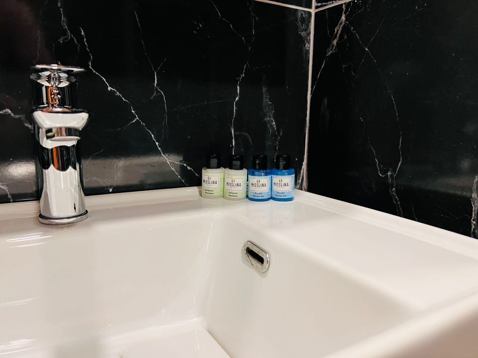 Comfort Suite, 1 Queen Bed | Bathroom | Shower, rainfall showerhead, designer toiletries, hair dryer