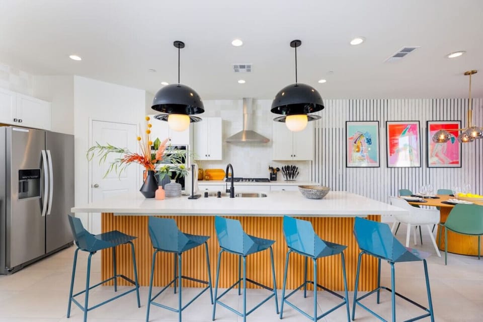 Sleek and Modern Kitchen with High-End Appliances and Stylish Decor – Perfect for Cooking and Entertaining!