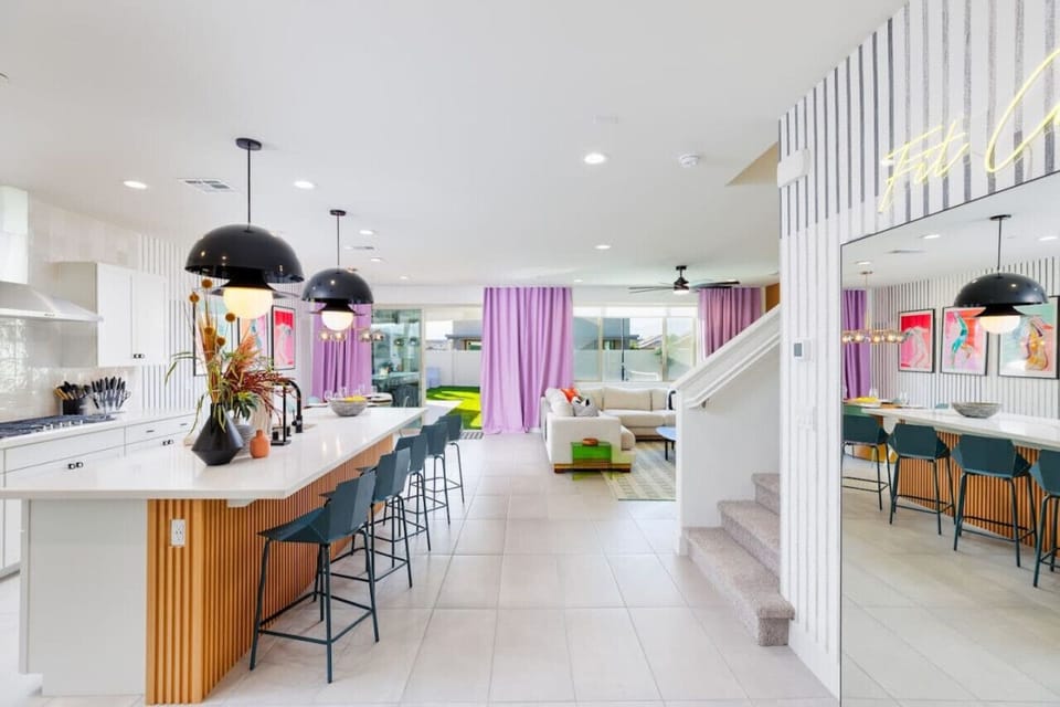 Bright Open-Concept Kitchen and Living Room with Modern Decor – Ideal for Family Gatherings and Entertaining!