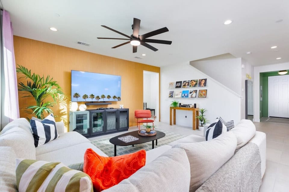 Contemporary Living Room with Smart TV and Comfortable Seating – Perfect for Relaxation and Entertainment!