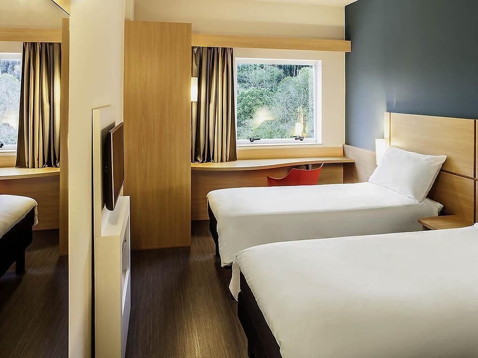 Standard Apartment, 2 Twin Beds | Minibar, WiFi (free), bed sheets