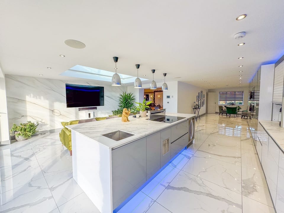 Luxury House, Ensuite, Courtyard View | Shared kitchen | Full-size fridge, microwave, oven, stovetop