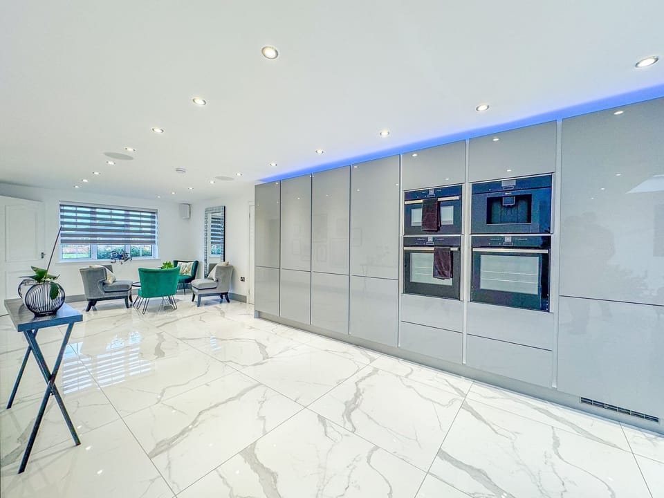 Luxury House, Ensuite, Courtyard View | Shared kitchen | Full-size fridge, microwave, oven, stovetop