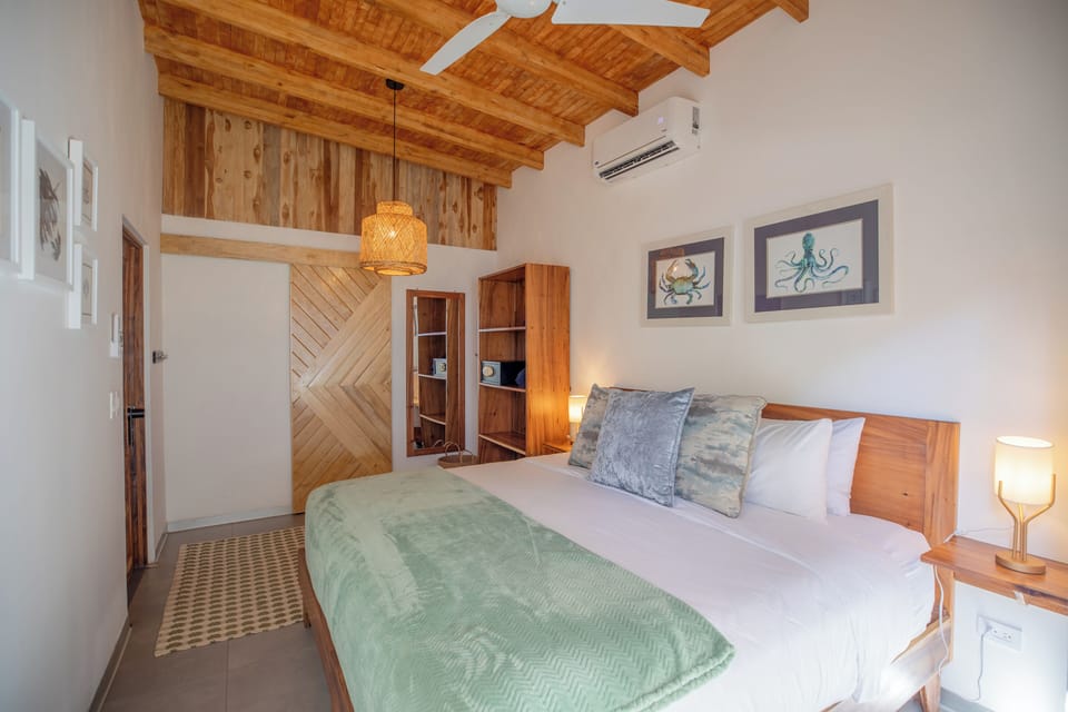 Deluxe Room, 1 King Bed | Premium bedding, in-room safe, WiFi (free), individually decorated