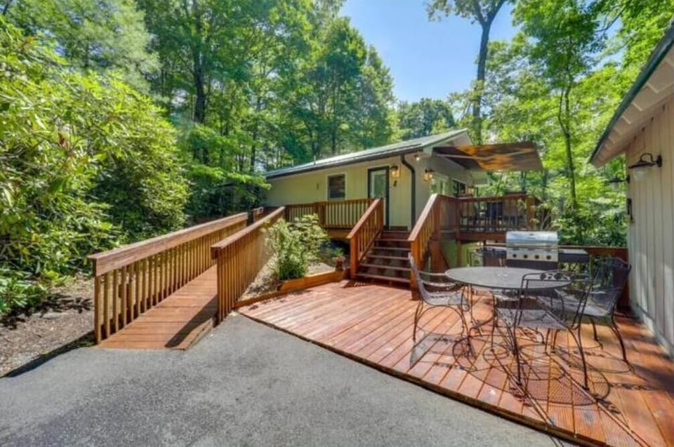 Mountain cabin to enjoy cooler temperatures!