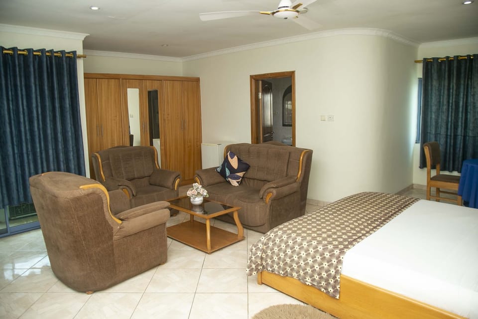 Executive Studio Suite | Desk, WiFi (free), bed sheets