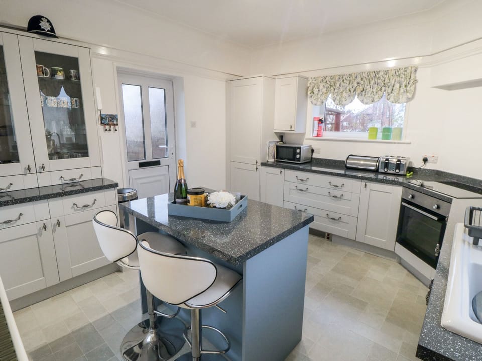 Dishwasher, cookware/dishes/utensils
