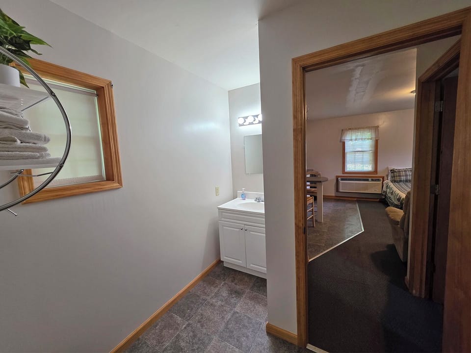 South: Cabin 18 | Bathroom | Towels, soap, shampoo, toilet paper