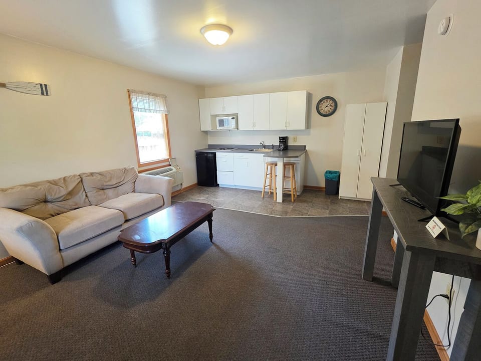 South: Cabin 19 | Living area