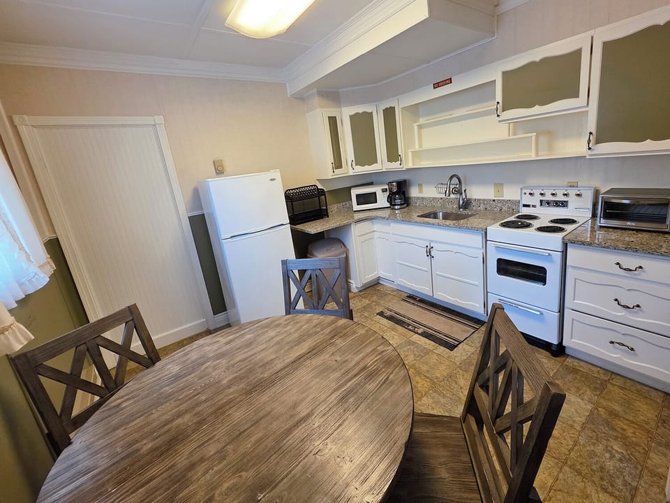 South: Cabin 16 | Private kitchen | Coffee/tea maker