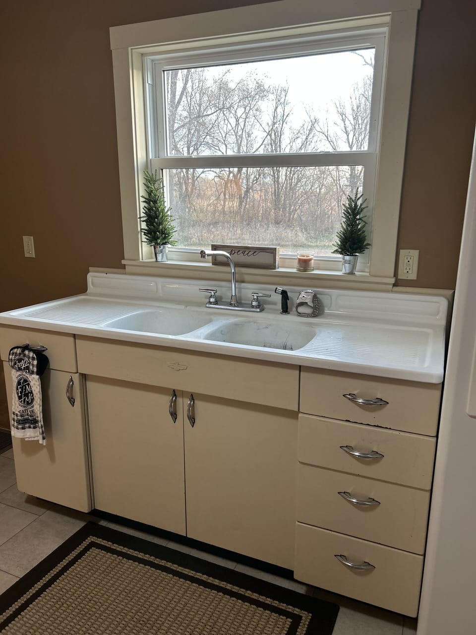 Farmhouse sink. 