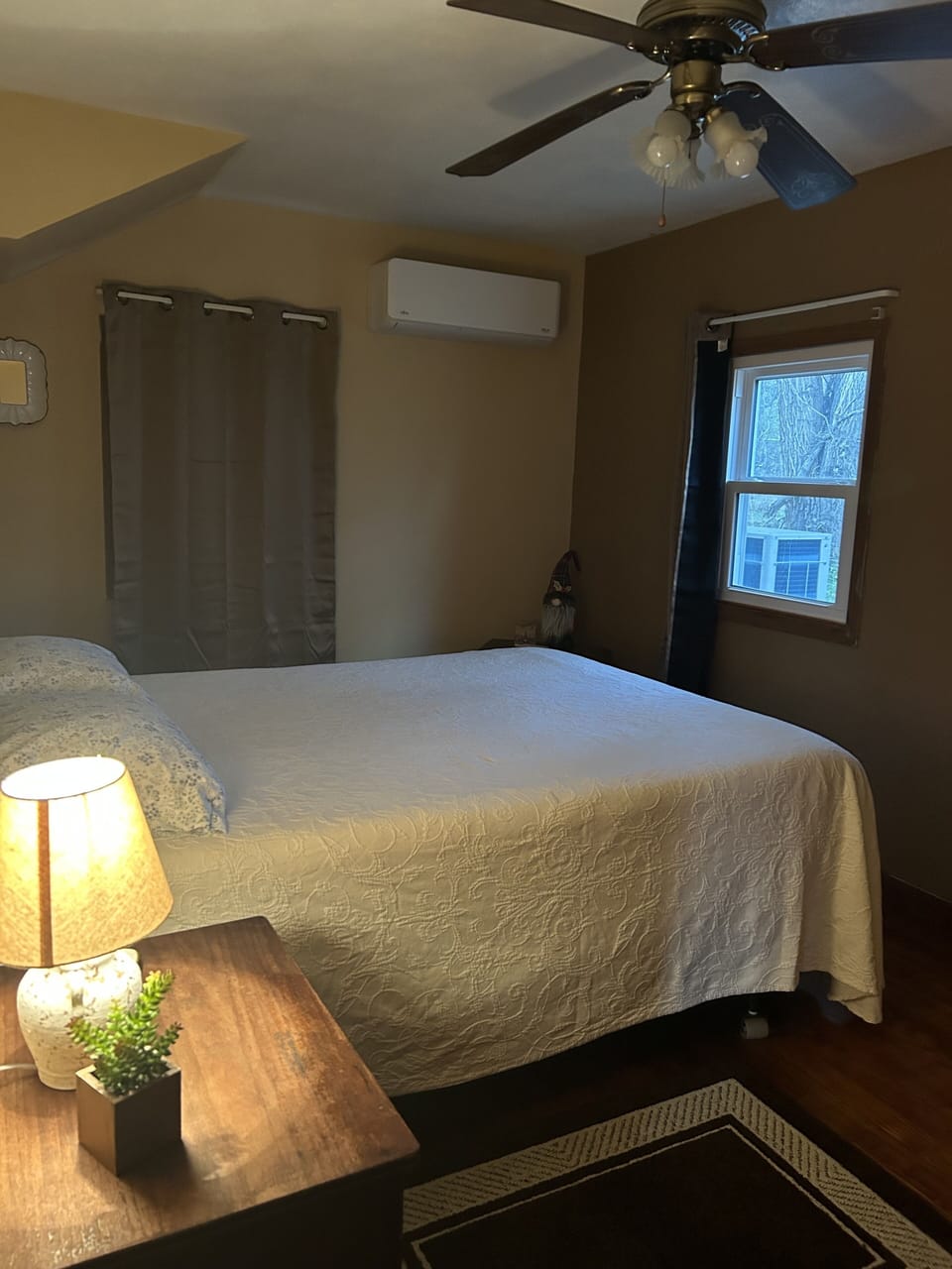 Main floor bedroom with queen bed. (1)