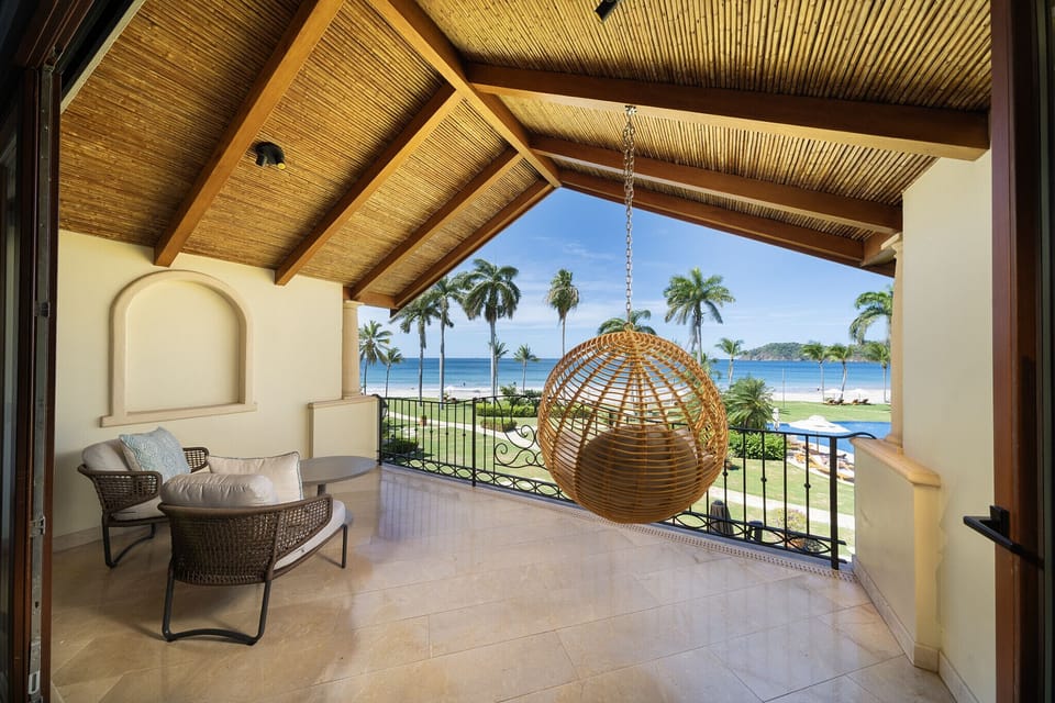 Balcony with stunning ocean views – ideal for sunset lovers