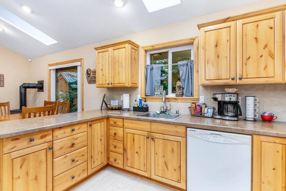 Fully stocked kitchen, lots of counter space for meal prep!