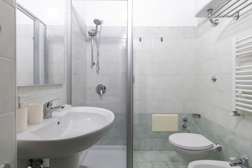 Deluxe Room, 1 Bedroom | Bathroom | Shower, rainfall showerhead, free toiletries, hair dryer
