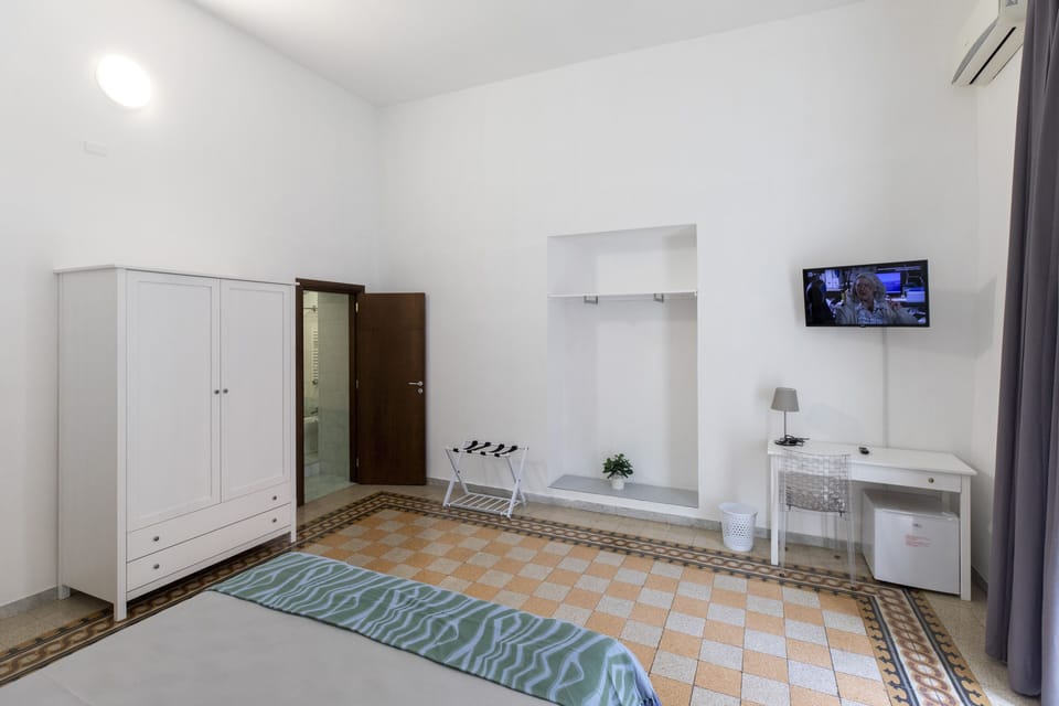 Deluxe Room, 1 Bedroom | Desk, soundproofing, free WiFi