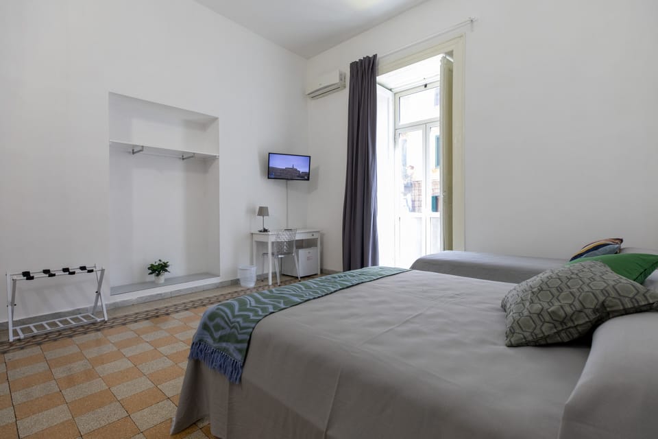 Deluxe Room, 1 Bedroom | Desk, soundproofing, free WiFi