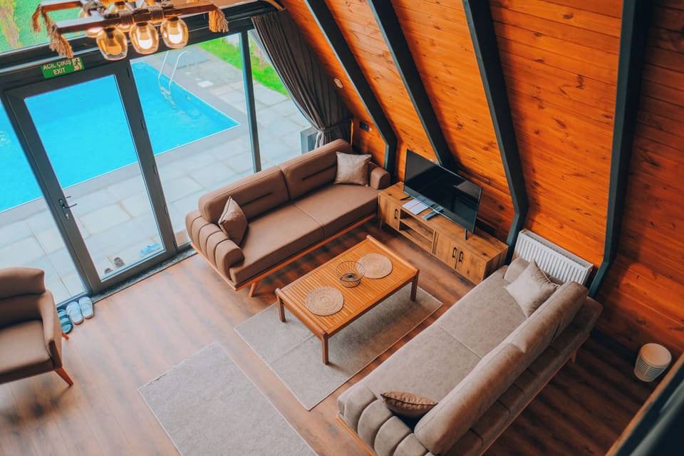 Deluxe Bungalow | Living area | 43-inch Smart TV with satellite channels, fireplace, printers