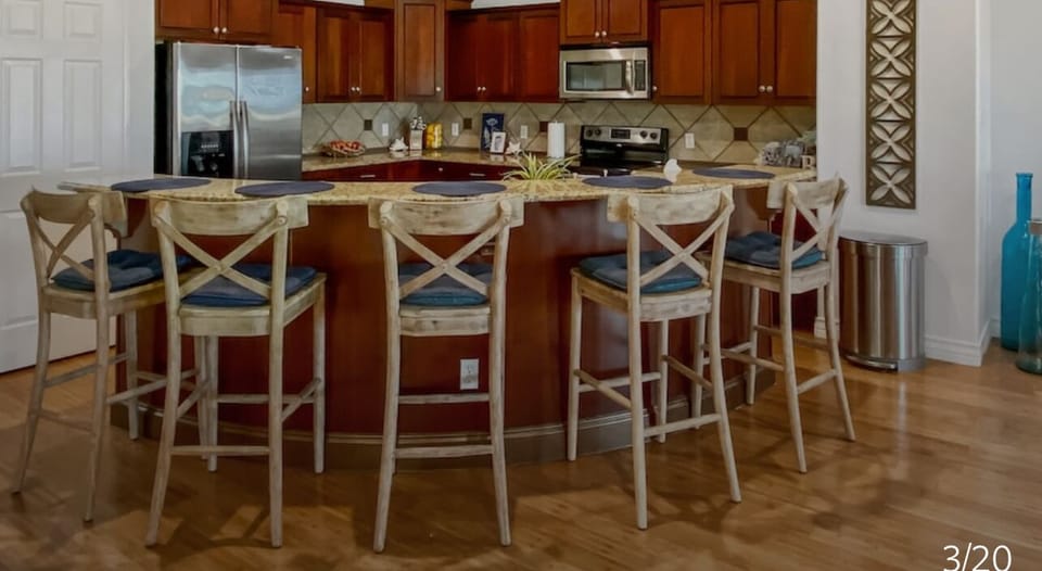 Spacious kitchen with ample seating for all!