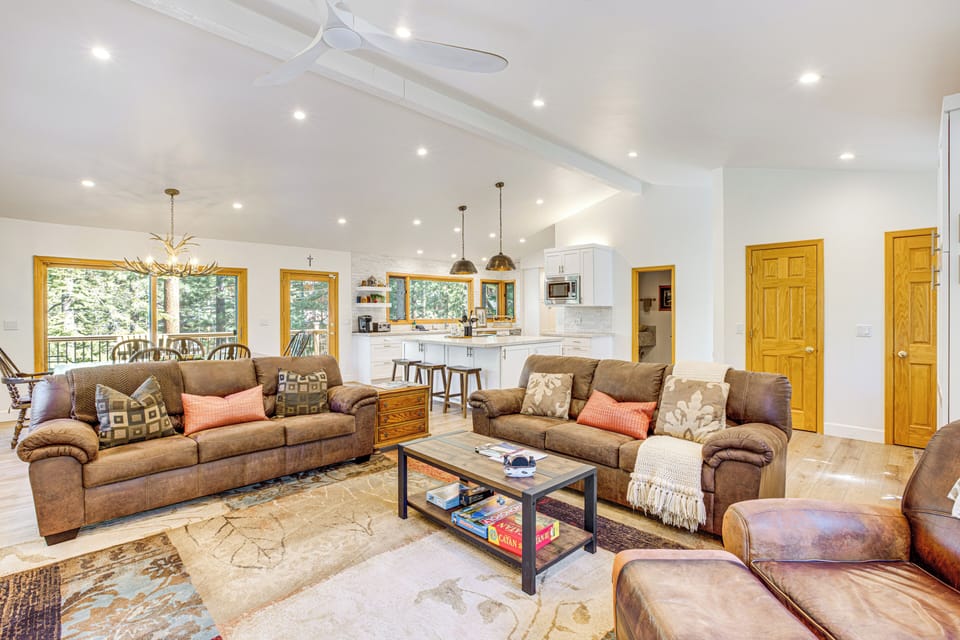 Living Room | Fireplace | Free WiFi | Smart TV