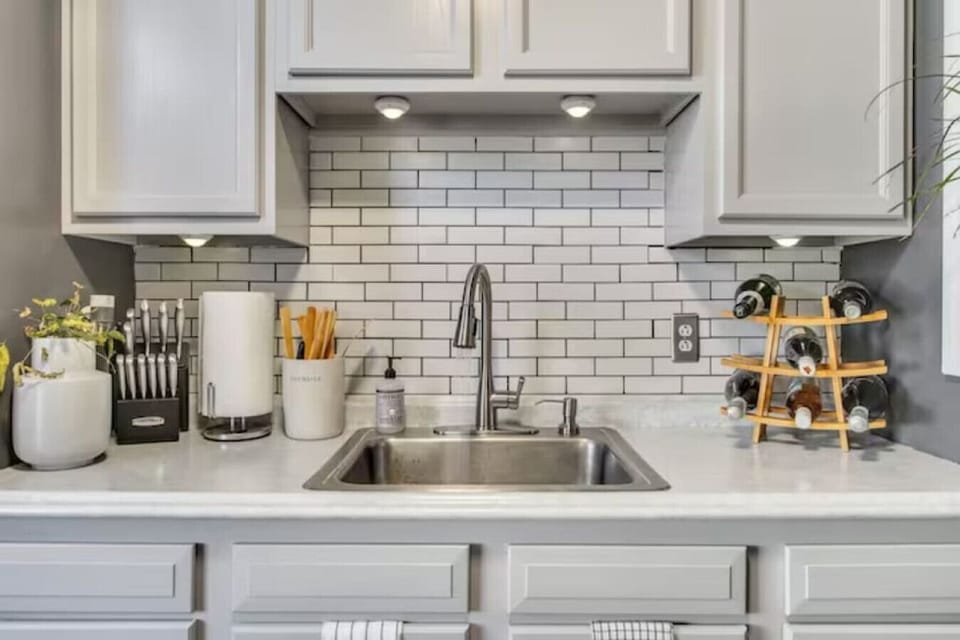 The fully equipped kitchen has everything you need to whip up a delicious meal, including a stove, oven, microwave, and refrigerator. A dining area is also available for enjoying your home-cooked creations.