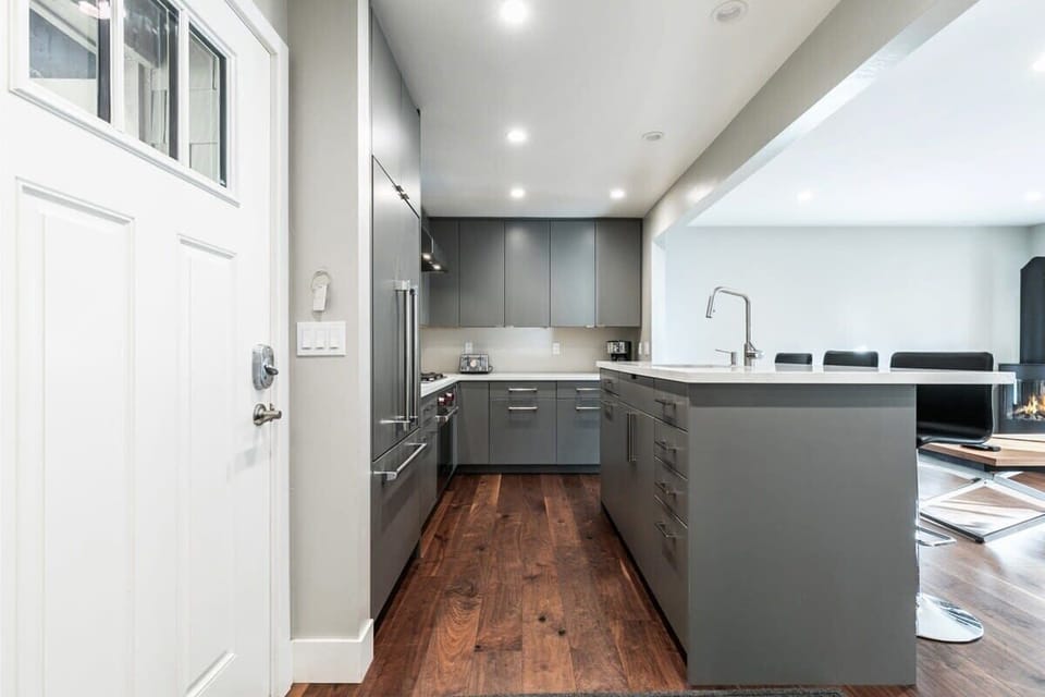 The fully-equipped kitchen has everything you need to prepare a delicious meal with high-end appliances and a kitchen bar with three bar stools.