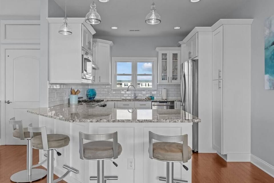Kitchen w/ Barstool Seating
