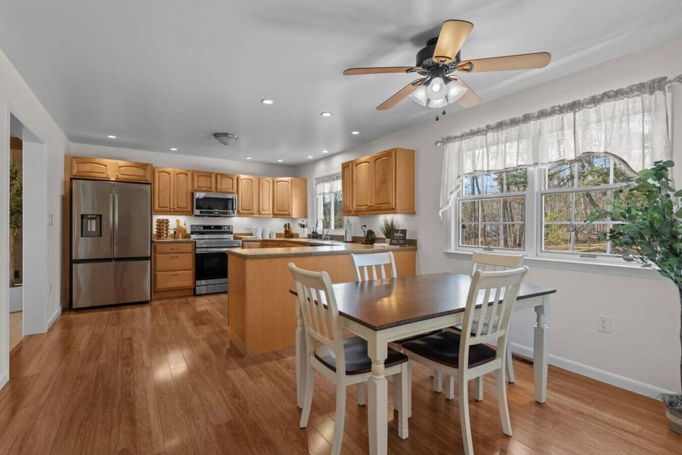 Eat-in Kitchen area for 4 people.
