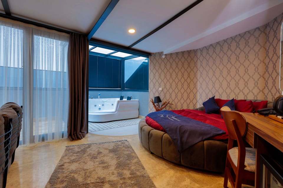 Junior Suite, 1 Bedroom, City View | Premium bedding, minibar, in-room safe, desk