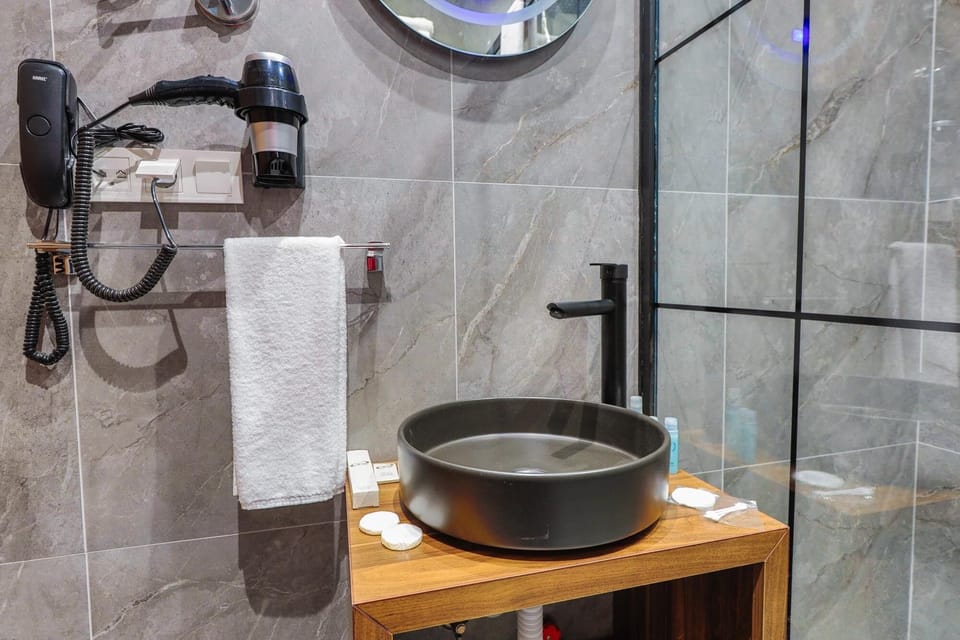 Junior Suite, 1 Bedroom, City View | Bathroom | Shower, rainfall showerhead, designer toiletries, hair dryer