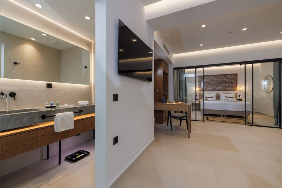 Deluxe Suite, Private Heated* Pool, Garden View | Bathroom | Shower, free toiletries, hair dryer, bathrobes