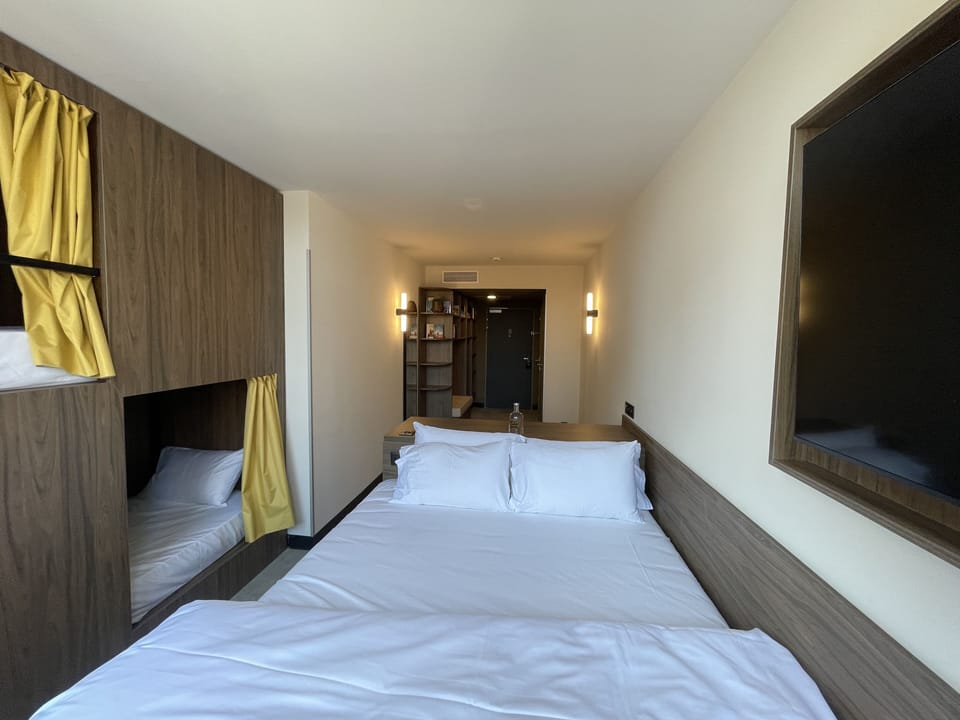 JOST OVERSIZE - Family Room | Bathroom | Rainfall showerhead, hair dryer, towels, soap