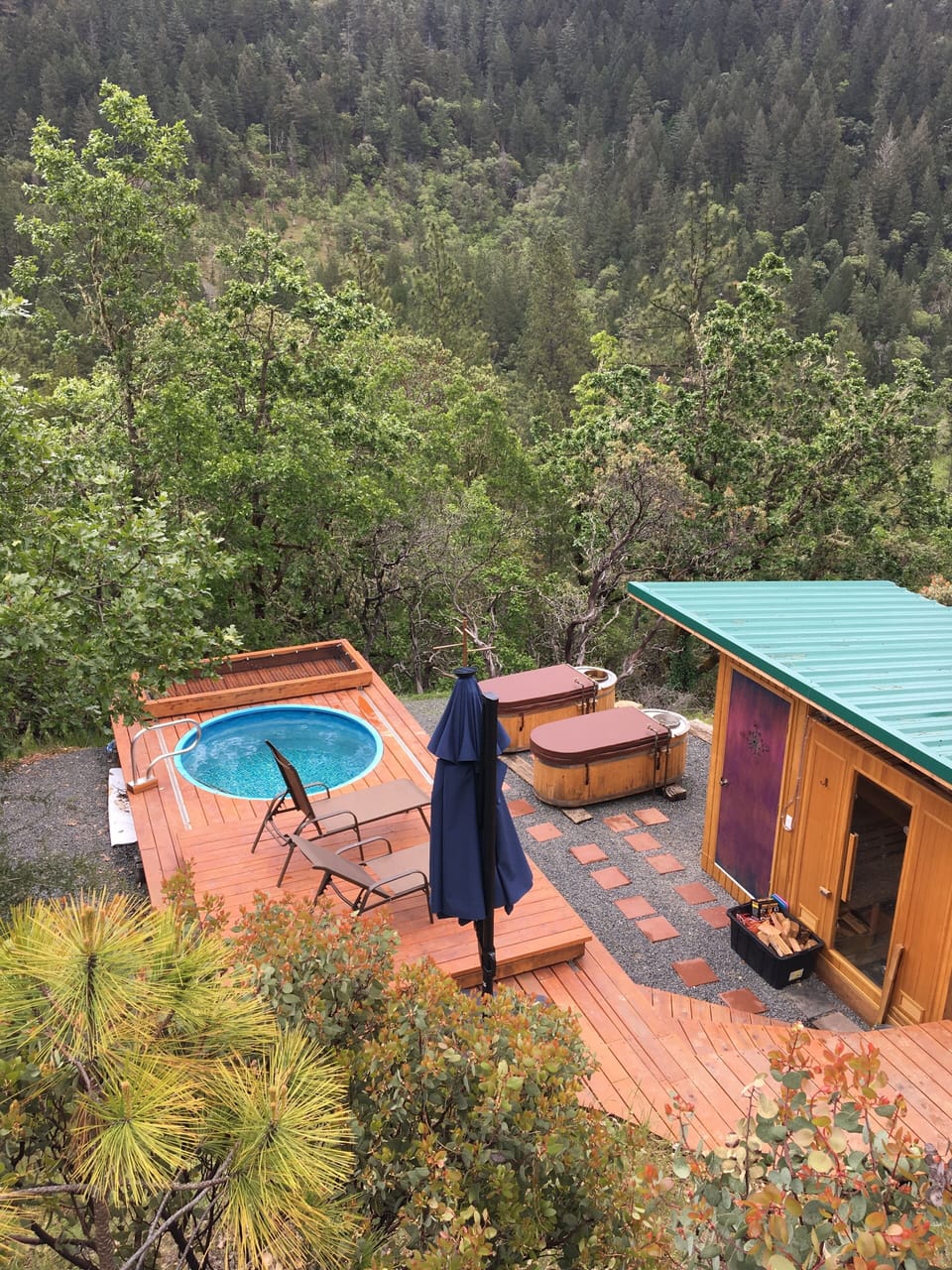 Outdoor spa tub