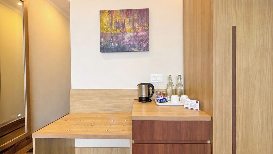 Deluxe Room | 1 bedroom, blackout drapes, soundproofing, WiFi (free)