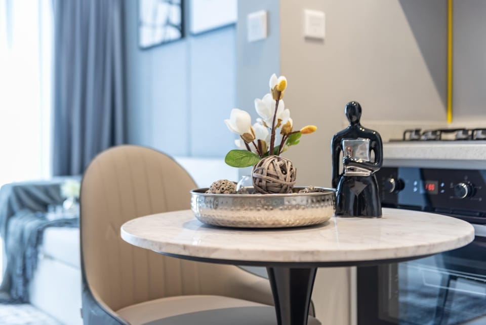 Whether it’s breakfast or dinner, dine in comfort in the heart of Business Bay. With stylish surroundings and cozy vibes near DIFC, it’s a perfect spot to enjoy the rhythm of city life.