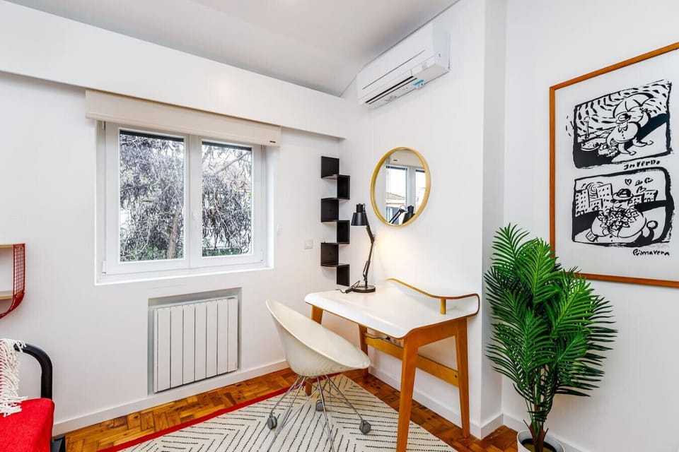 3rd Bedroom - ample working space