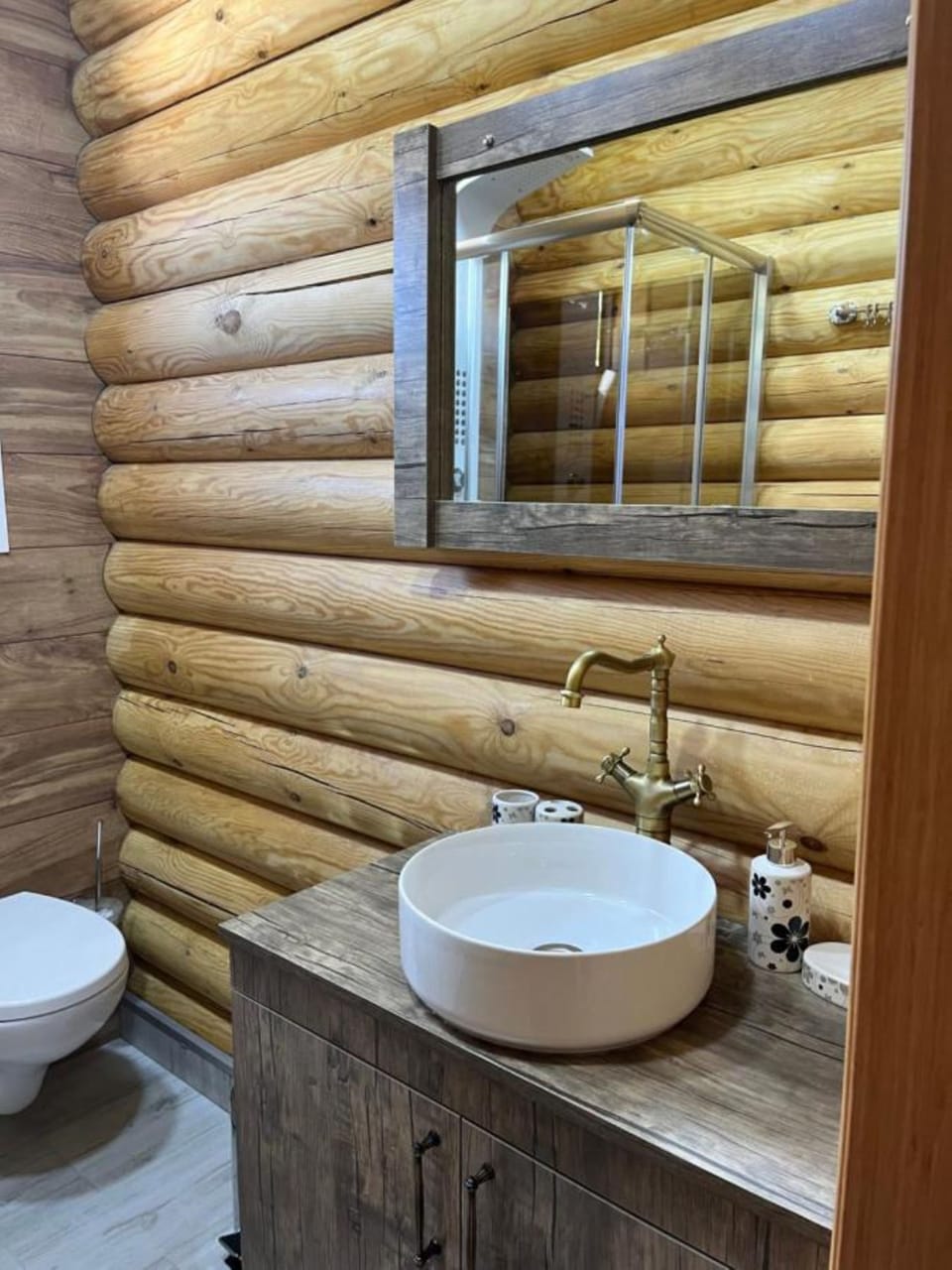 Combined shower/tub, rainfall showerhead, hair dryer, slippers