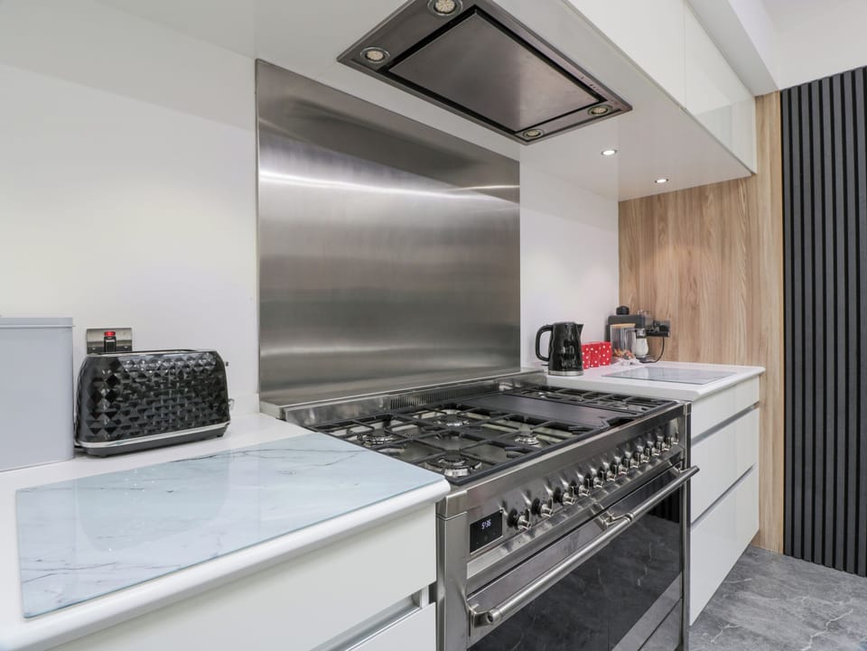 Cottage | Private kitchen | Fridge, dishwasher, electric kettle, toaster