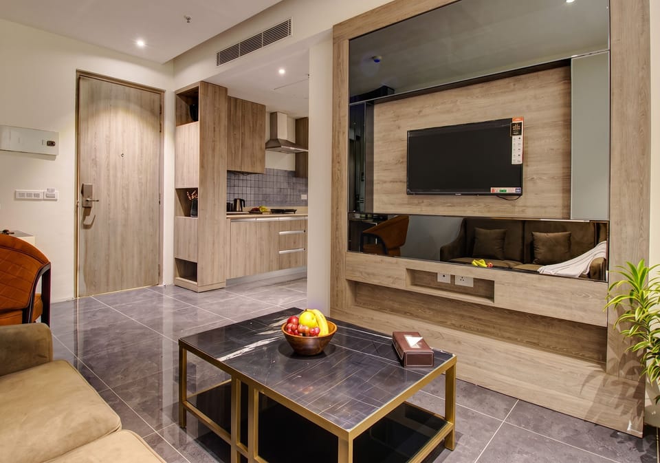 Premium Suite with Living room, with Complimentary Hi-Tea & 1 Pint of Beer | Living area | 32-inch flat-screen TV with cable channels