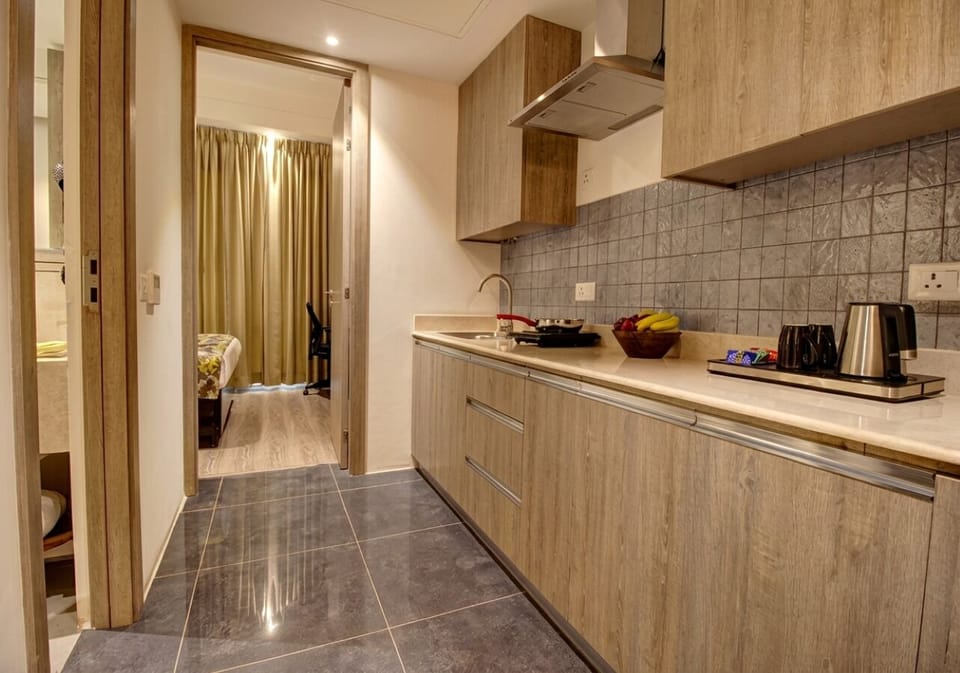 Deluxe Suite with Living Room, with Complimentary Hi-Tea & 1 Pint of Beer | 1 bedroom, desk, laptop workspace, soundproofing