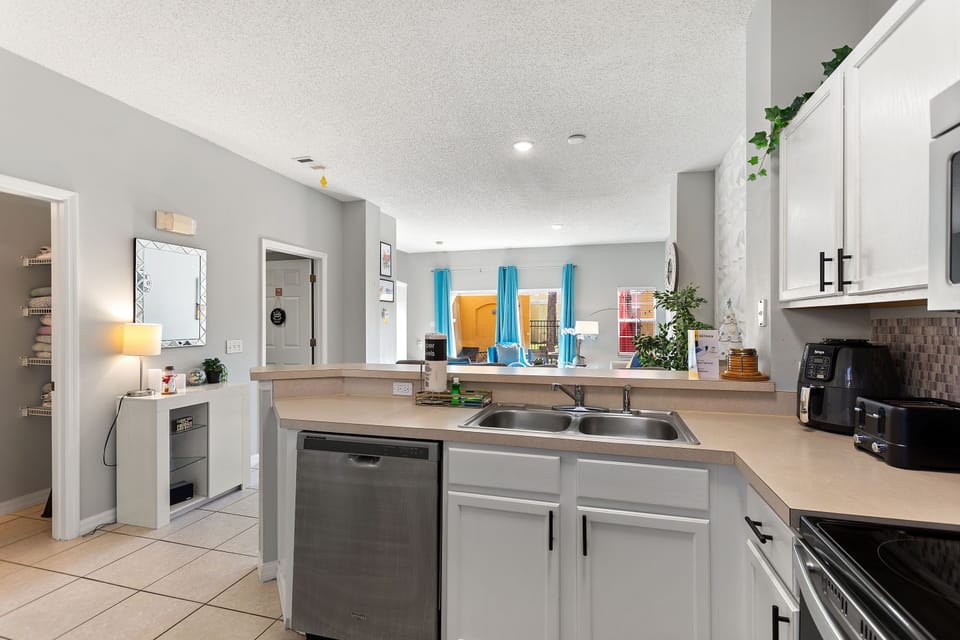 Townhome, 3 Bedrooms | Private kitchen | Fridge, oven, coffee/tea maker, toaster