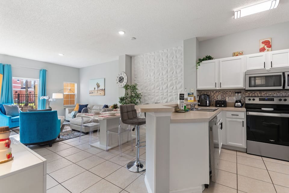 Townhome, 3 Bedrooms | Private kitchen | Fridge, oven, coffee/tea maker, toaster