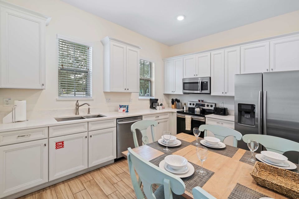 - Inviting kitchen of the townhouse in Kissimmee Florida - The kitchen with warm tones emanates a welcoming and cozy ambiance - Integrated appliances for a seamless and stylish appearance - Elegant and coordinated color palette for a cohesive look