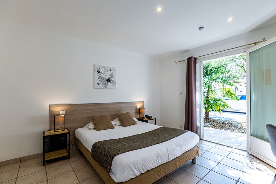 Double Room | In-room safe, desk, soundproofing, iron/ironing board