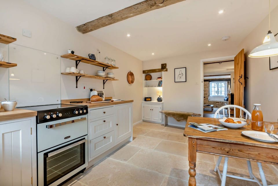 Little Cottage Kitchen - StayCotswold