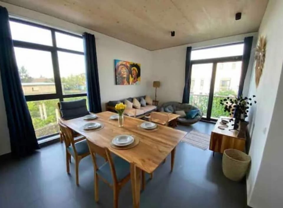 A large dining area and kitchen, with lots of daylight and privacy!

