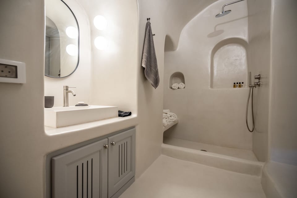 Family Villa, 3 Bedrooms (Caldera Sea View) | Bathroom | Shower, hair dryer, slippers, towels