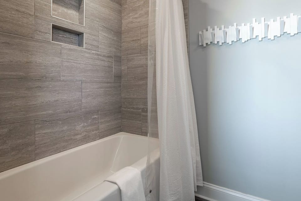 Queen Bath (Bedroom #1)