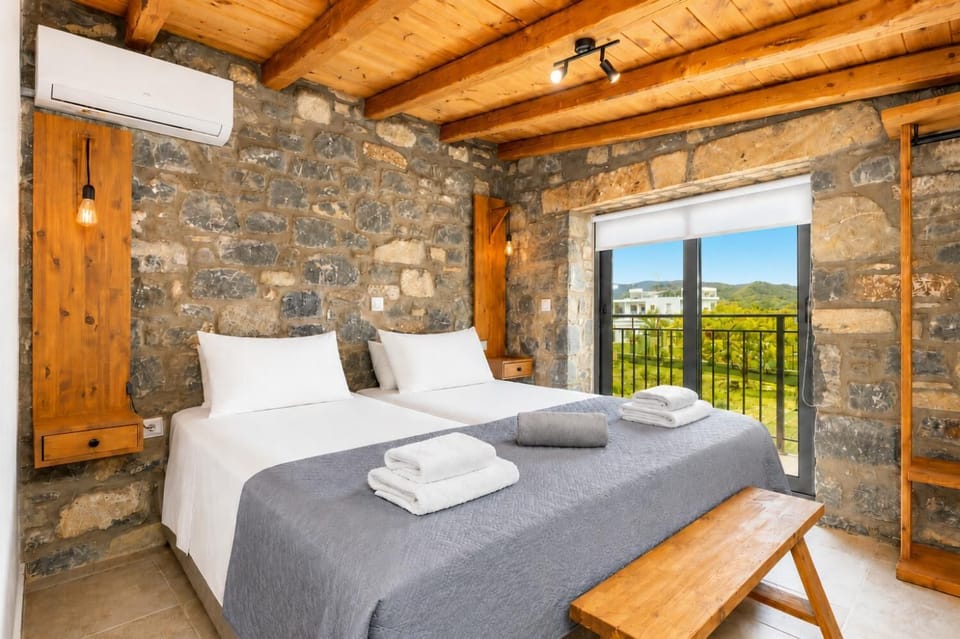 Twin bedroom with A/C