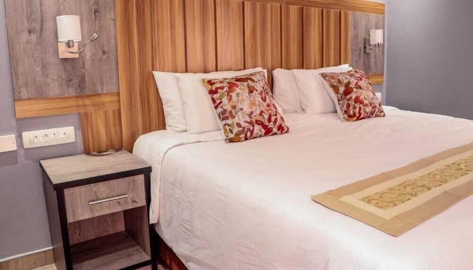 Standard Room | Desk, laptop workspace, iron/ironing board, WiFi (free)